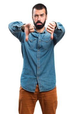 Kötü sinyal yapan erkek