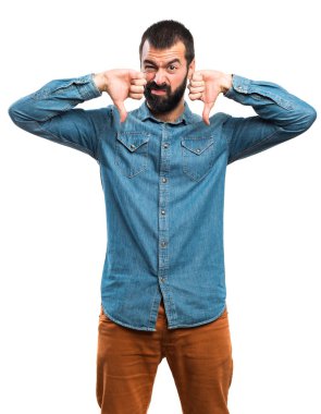 Kötü sinyal yapan erkek