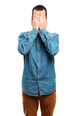 Adam yüzünü kapatıyor.