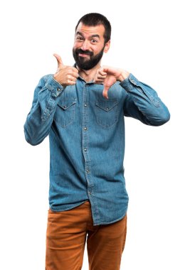 Adam iyi-kötü işaret yapma