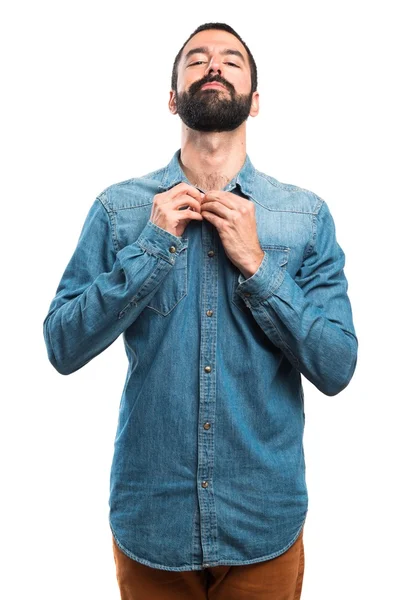 Man aan te passen zijn shirt — Stockfoto