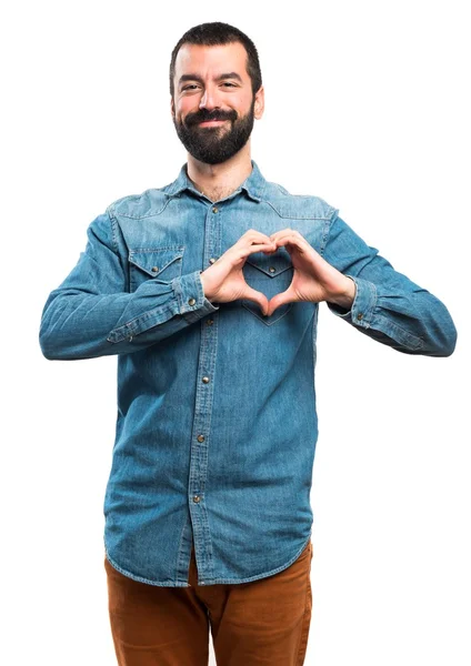 Muž, který dělá srdce rukama — Stock fotografie