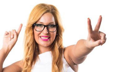 İş kadını zafer jest yapıyor