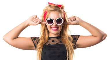 Kulaklarını kapsayan pin-up kızı