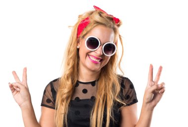 Pin-up kızı zafer jest yapıyor