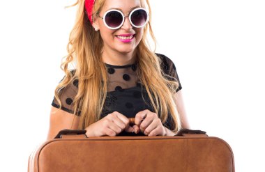 Bir bavul tutan pin-up kızı
