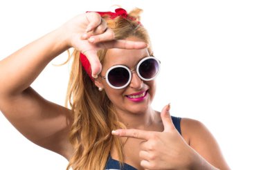 Pin-up kızı parmakları ile odaklama