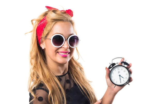 Pin-up ragazza in possesso di orologio vintage — Foto Stock