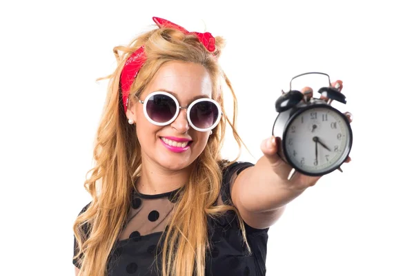 Pin-up girl przytrzymanie starodawny zegar — Zdjęcie stockowe
