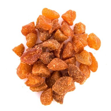 Beyaz arka plan üzerinde kurutulmuş meyve