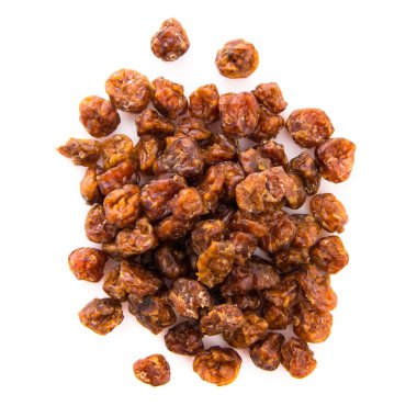 Beyaz arka plan üzerinde kurutulmuş meyve