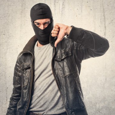 Kötü sinyal yapıyor soyguncu