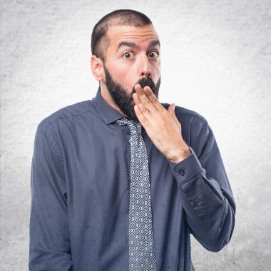 Adam sürpriz jest yapıyor.