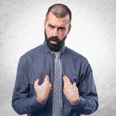 Adam sürpriz jest yapıyor.