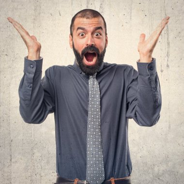 Adam sürpriz jest yapıyor.