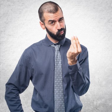 Bir para hareketi yapan erkek