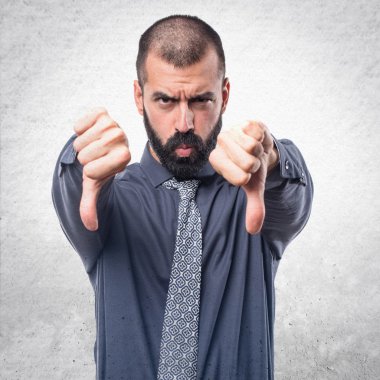 Kötü sinyal yapan erkek