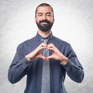 Elleriyle kalp yapan adam