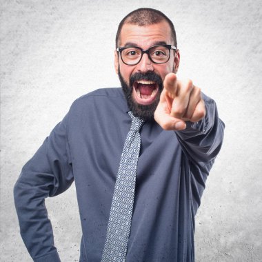 Öne doğru işaret eden adam