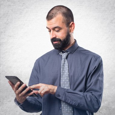 bir tablet tutan adam