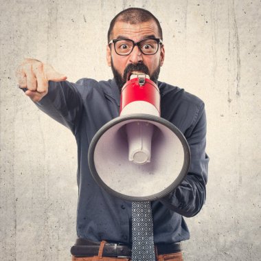 Megafon tarafından bağıran adam