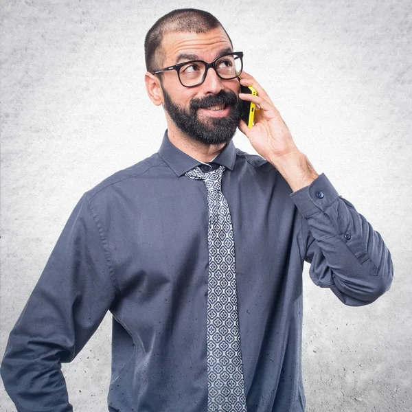 Homem conversando com celular — Fotografia de Stock