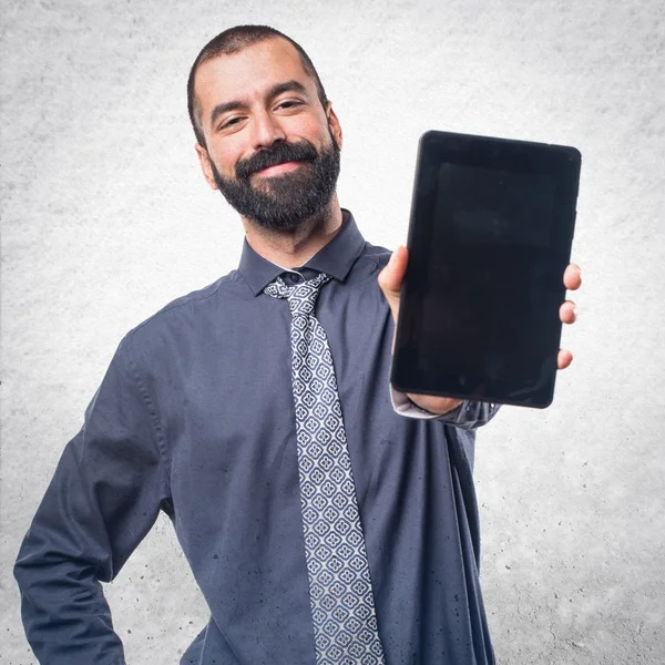 Mann hält Tablette in der Hand — Stockfoto