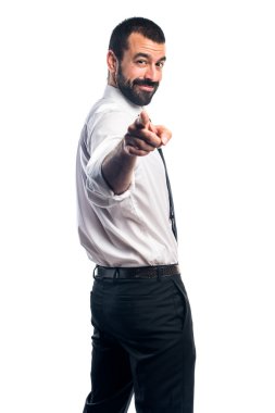 öne doğru işaret eden işadamı