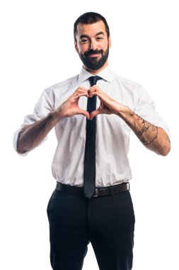 İşadamı elleri ile bir kalp yapma