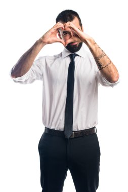 İşadamı elleri ile bir kalp yapma