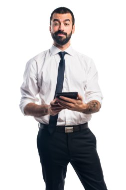 Elinde tablet olan bir iş adamı.