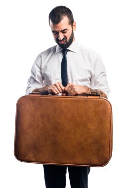 Elinde evrak çantası olan bir iş adamı.