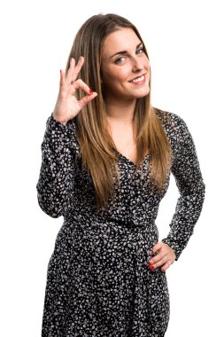 Sarışın kadın ok işareti yapmak