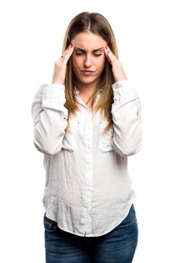 Beyaz arka plan üzerinde sarışın kadın