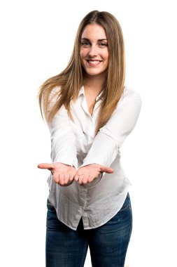 Bir şey tutan sarışın kadın 