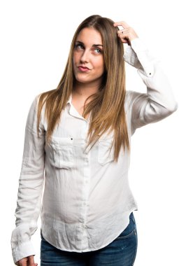 Beyaz arka plan üzerinde sarışın kadın