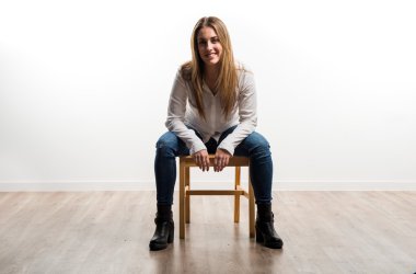 Kadın izole beyaz arka plan üzerinde