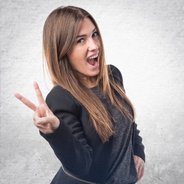 Zafer jest yapıyor kız