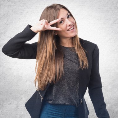 Kız saçını yüzündeki zafer hareketini yapıyor