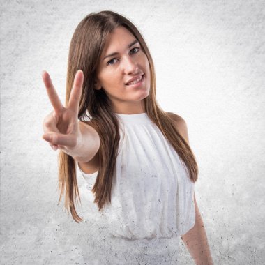 Zafer jest yapıyor kız