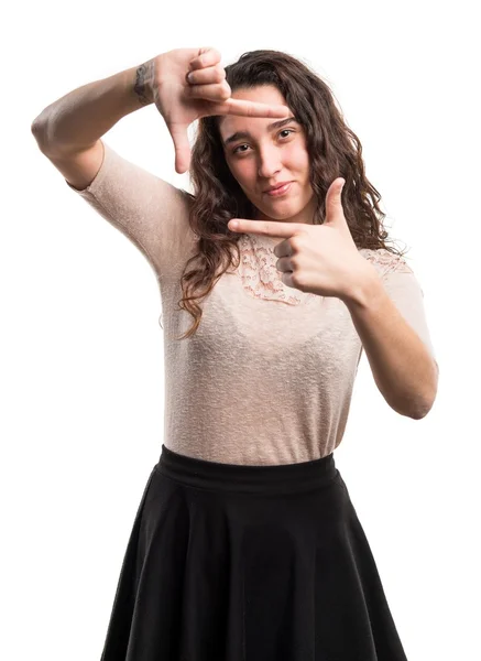 Teenager Mädchen Fokussierung mit ihren Fingern — Stockfoto