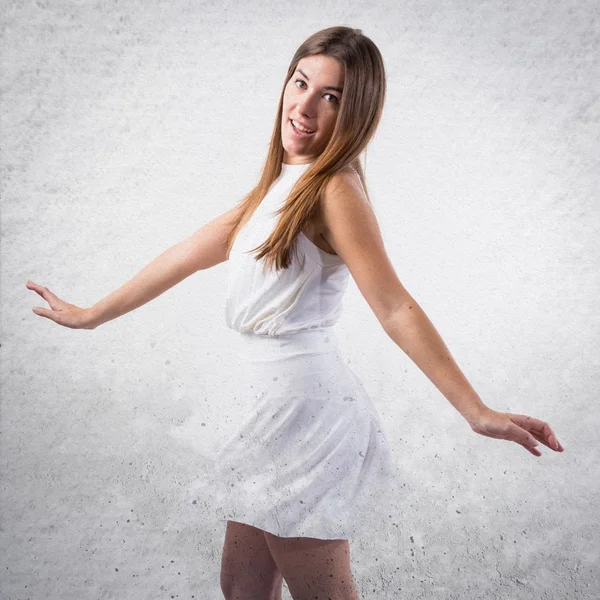 Menina bonita em vestido branco — Fotografia de Stock