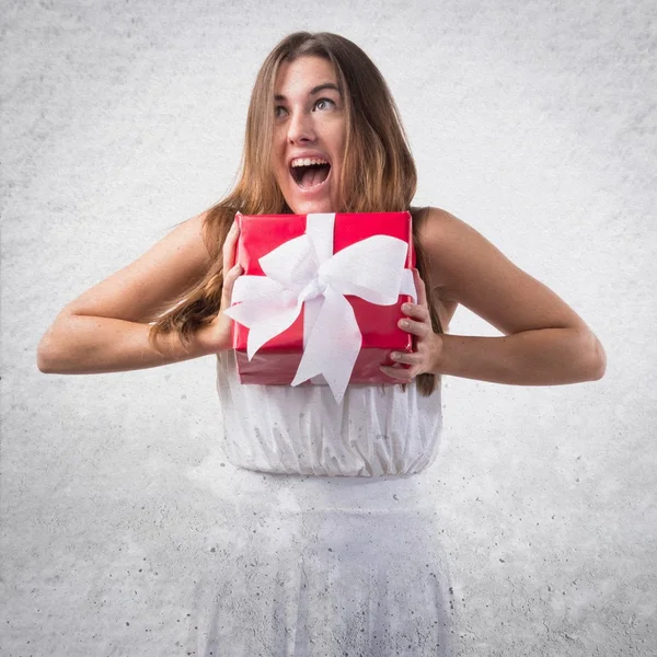 Hezká dívka v bílých šatech drží dárek — Stock fotografie