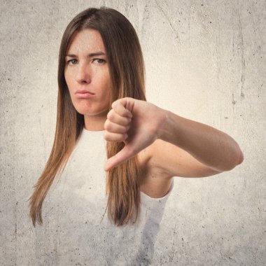 Kız kötü sinyal yapıyor