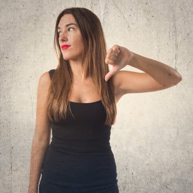 Kız kötü sinyal yapıyor