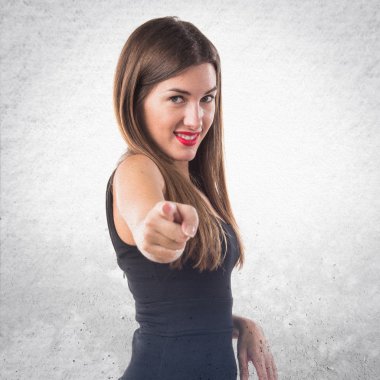 Öne doğru işaret kız