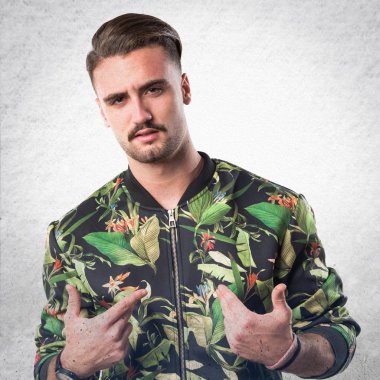 Sürpriz bir jest yapan yakışıklı erkek