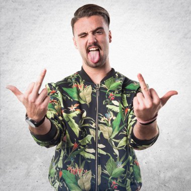 Yakışıklı adam boynuz jest yapma