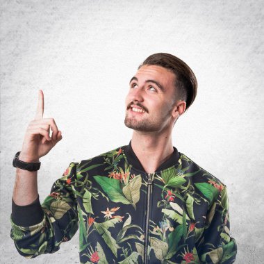 yakışıklı adam yukarı dönük 