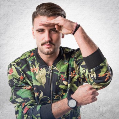 yakışıklı bir adam bir şey gösteriliyor